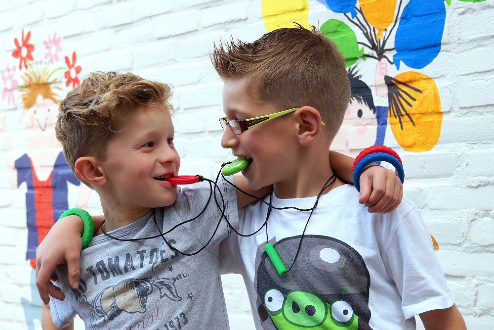 Een kauwketting kan een waardevol hulpmiddel zijn voor kinderen die moeite hebben met zelfregulatie of overmatig kauwen op ongepaste voorwerpen.