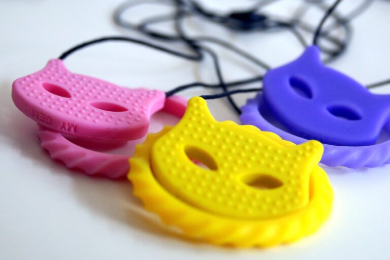 Bijtkettingen voor extra sensorische stimulatie: Ideaal voor kinderen (en volwassenen) die behoefte hebben aan extra prikkels. Met verschillende texturen en materialen helpen deze kauwsieraden bij zelfregulatie, kalmeren en het verbeteren van focus.