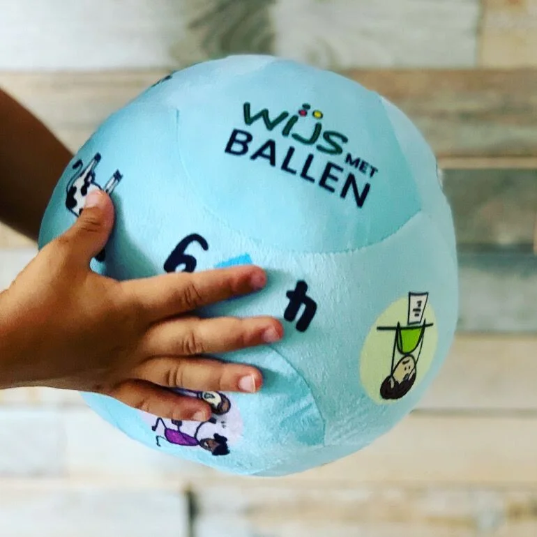 De wijs met ballen set bestaat uit 2 ballen om met kleuters in gesprek te gaan