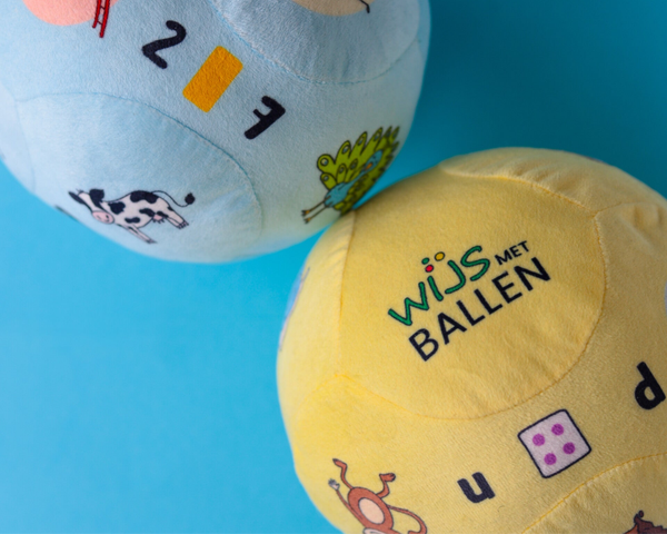 wijs met ballen, een handige manier om laagdrempelig en spelenderwijs de ontwikkeling van kleuters te stimuleren