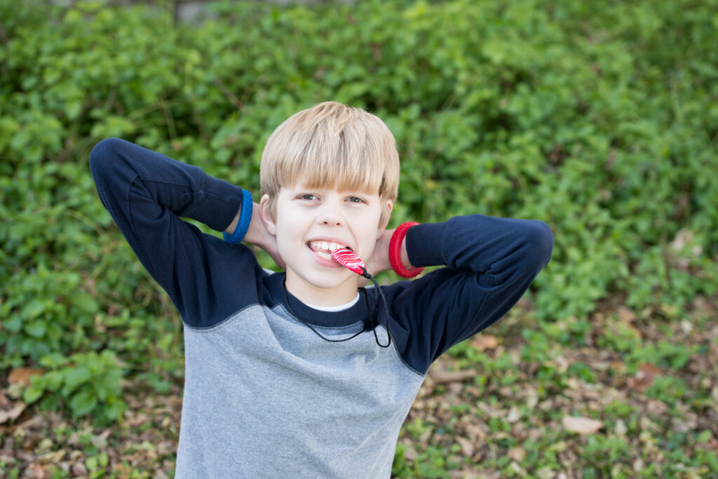 Lees hoe een kauwketting een jongen met prikkelgevoeligheid hielp tot rust te komen in de klas – een inspirerend klantverhaal.