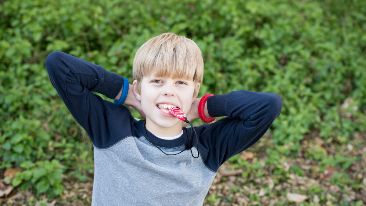 Lees hoe een kauwketting een jongen met prikkelgevoeligheid hielp tot rust te komen in de klas – een inspirerend klantverhaal.