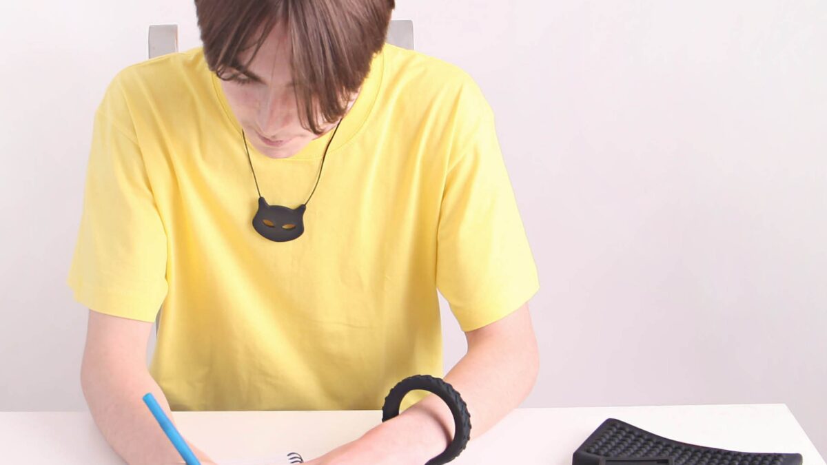 Kauwketting nodig voor je kind? Lees tips van ergotherapeuten over veilig gebruik, keuzehulp en hoe kauwkettingen kunnen helpen bij prikkelverwerking en concentratie.