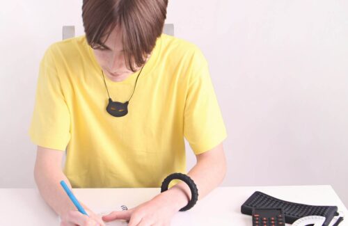 Kauwketting nodig voor je kind? Lees tips van ergotherapeuten over veilig gebruik, keuzehulp en hoe kauwkettingen kunnen helpen bij prikkelverwerking en concentratie.