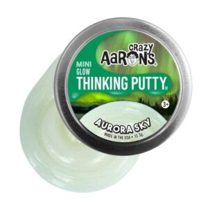 Ontdek Crazy Aaron's Aurora Sky Putty, een lichtgroene putty die glinstert met kleurverschuivende glitters en ’s avonds groen oplicht.