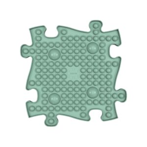 Kind geniet van spel op een kleurrijke POP IT orthopedische speelmat van MUFFIK. Speelmat combineert plezier met orthopedische ondersteuning, stimuleert reflexzones en bevordert gezonde voetontwikkeling.